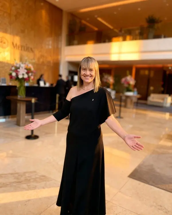 Faby recebendo convidados em evento corporativo